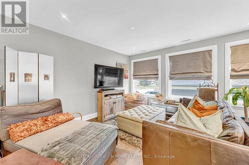 31 Oakwood Avenue N, Mississauga, ON - Indoor Photo Showing Bedroom