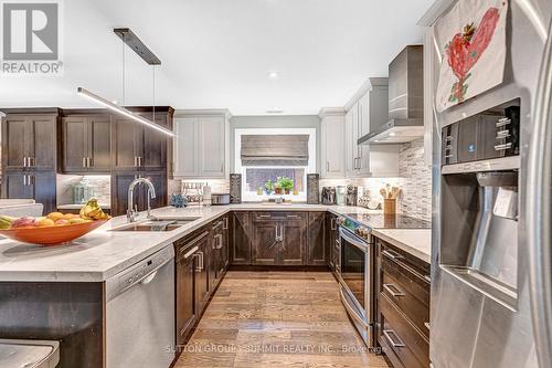 31 Oakwood Avenue N, Mississauga, ON - Indoor Photo Showing Kitchen With Double Sink With Upgraded Kitchen