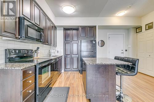 3005 - 330 Burnhamthorpe Road W, Mississauga, ON - Indoor Photo Showing Kitchen With Upgraded Kitchen