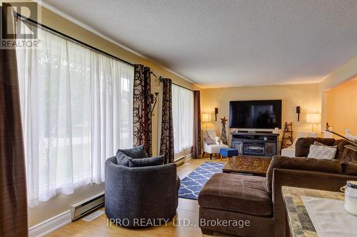 134 Osprey Street N, Southgate, ON - Indoor Photo Showing Living Room