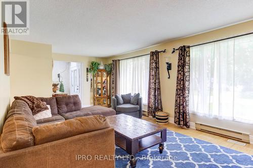 134 Osprey Street N, Southgate, ON - Indoor Photo Showing Living Room