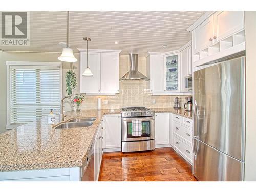 6897 Santiago Loop Unit# 100, Kelowna, BC - Indoor Photo Showing Kitchen With Double Sink With Upgraded Kitchen