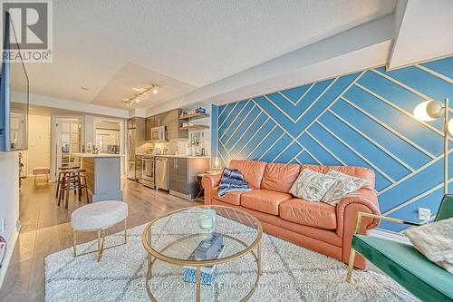 510 - 400 Adelaide Street E, Toronto, ON - Indoor Photo Showing Living Room