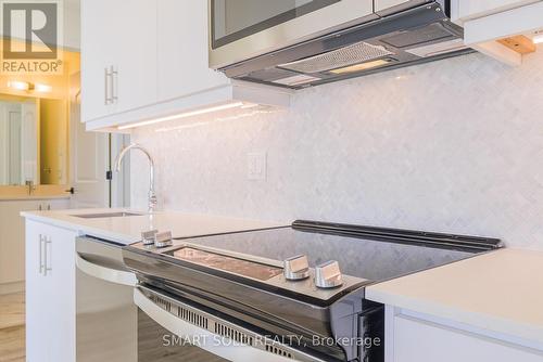 #404 - 345 Wheat Boom Drive, Oakville, ON - Indoor Photo Showing Kitchen