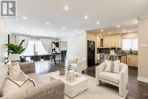 4039 Midhurst Lane, Mississauga, ON - Indoor Photo Showing Living Room