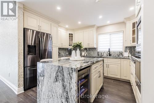 4039 Midhurst Lane, Mississauga, ON - Indoor Photo Showing Kitchen With Upgraded Kitchen