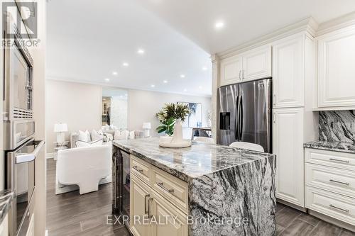 4039 Midhurst Lane, Mississauga, ON - Indoor Photo Showing Kitchen With Upgraded Kitchen