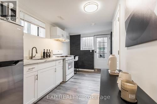 4039 Midhurst Lane, Mississauga, ON - Indoor Photo Showing Kitchen