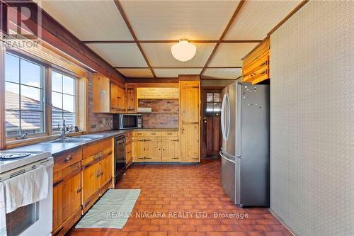 287 Read Road, Niagara-On-The-Lake, ON - Indoor Photo Showing Kitchen With Double Sink