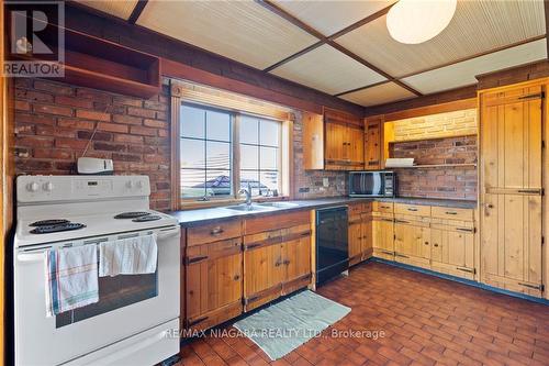 287 Read Road, Niagara-On-The-Lake, ON - Indoor Photo Showing Kitchen With Double Sink