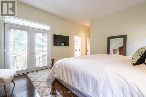 64 Nelson Street, Hamilton, ON - Indoor Photo Showing Bedroom