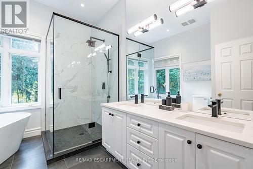 64 Nelson Street, Hamilton, ON - Indoor Photo Showing Bathroom