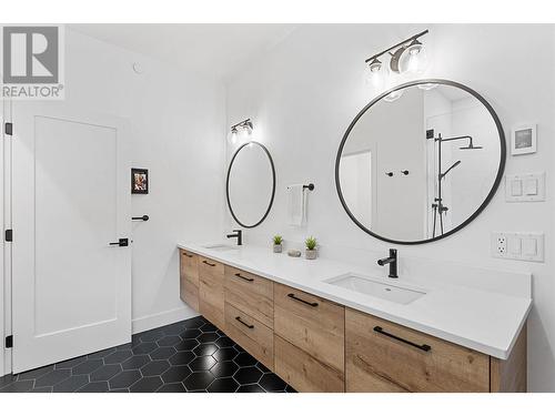 10325 Long Road, Lake Country, BC - Indoor Photo Showing Bathroom