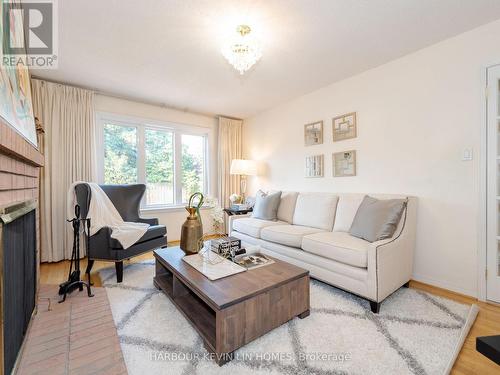 364 Valleymede Drive, Richmond Hill, ON - Indoor Photo Showing Living Room