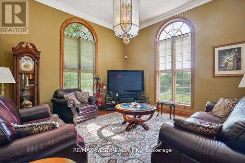 1630 Pelham Street, Pelham, ON - Indoor Photo Showing Living Room