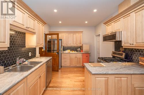 154 Main Street W, Shelburne, ON - Indoor Photo Showing Kitchen With Double Sink