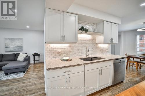 4 - 403 Keats Way, Waterloo, ON - Indoor Photo Showing Kitchen With Upgraded Kitchen