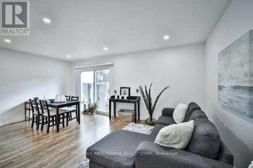 4 - 403 Keats Way, Waterloo, ON - Indoor Photo Showing Living Room