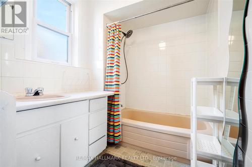 717 Coxwell Avenue, Toronto, ON - Indoor Photo Showing Bathroom