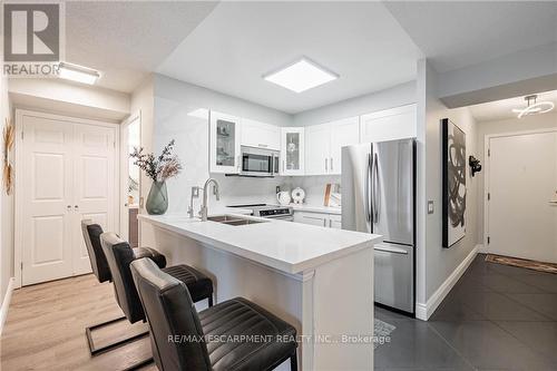 1021 - 25 Kingsbridge Gardens, Mississauga, ON - Indoor Photo Showing Kitchen With Double Sink