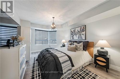 1021 - 25 Kingsbridge Gardens, Mississauga, ON - Indoor Photo Showing Bedroom