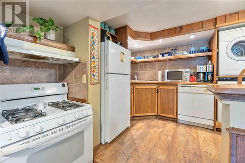 4895 Lakeshore Road Unit# 52, Plympton-Wyoming, ON - Indoor Photo Showing Kitchen