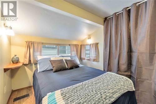 4895 Lakeshore Road Unit# 52, Plympton-Wyoming, ON - Indoor Photo Showing Bedroom