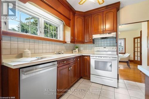 3855 St. James Avenue, Niagara Falls, ON - Indoor Photo Showing Kitchen