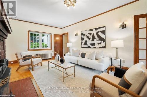 3855 St. James Avenue, Niagara Falls, ON - Indoor Photo Showing Living Room