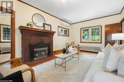 3855 St. James Avenue, Niagara Falls, ON - Indoor Photo Showing Living Room With Fireplace