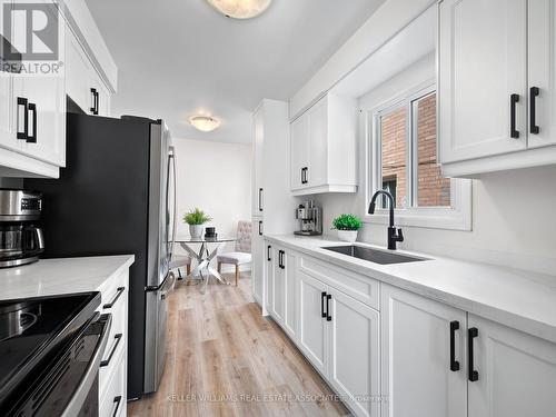 13 Cashel Street, Brampton, ON - Indoor Photo Showing Kitchen With Upgraded Kitchen