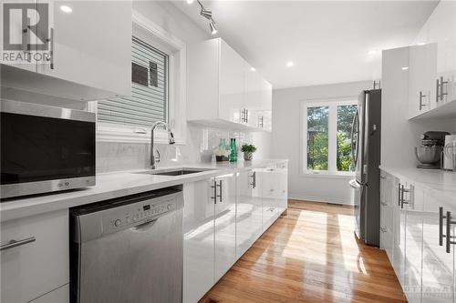 fully renovated brand new kitchen with new flooring - 17 Welby Court, Ottawa, ON - Indoor Photo Showing Kitchen With Upgraded Kitchen