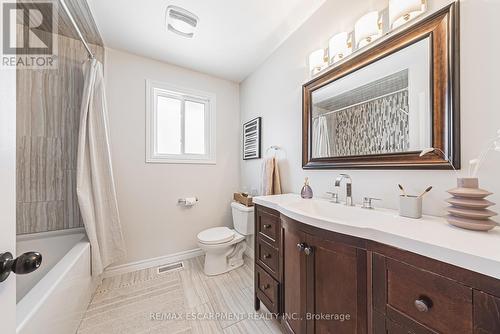 30 Alto Drive, Hamilton, ON - Indoor Photo Showing Bathroom