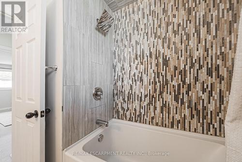 30 Alto Drive, Hamilton, ON - Indoor Photo Showing Bathroom