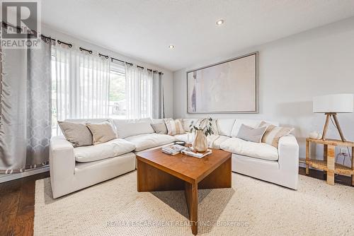 30 Alto Drive, Hamilton, ON - Indoor Photo Showing Living Room