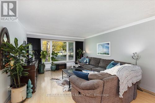 20 James Street, Georgina, ON - Indoor Photo Showing Living Room