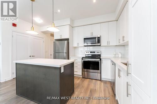 14 - 95 Eastwood Park Gardens, Toronto, ON - Indoor Photo Showing Kitchen With Upgraded Kitchen