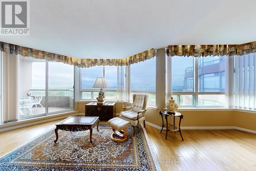 1506 - 610 Bullock Drive, Markham, ON - Indoor Photo Showing Living Room