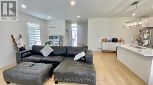 3898 Big Leaf Trail, London, ON - Indoor Photo Showing Living Room