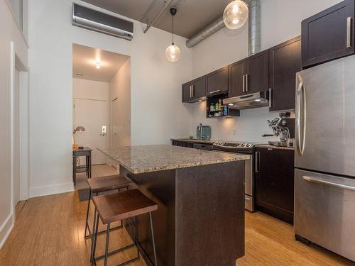 Kitchen - 306-240 Ch. Bates, Mont-Royal, QC - Indoor Photo Showing Kitchen With Upgraded Kitchen