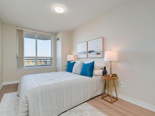 803-1700 Eglinton Ave E, Toronto, ON - Indoor Photo Showing Bedroom