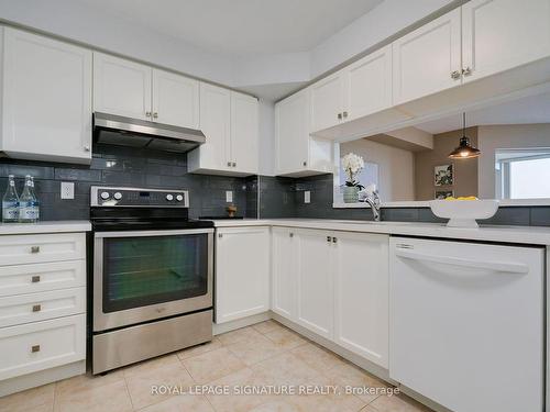 803-1700 Eglinton Ave E, Toronto, ON - Indoor Photo Showing Kitchen