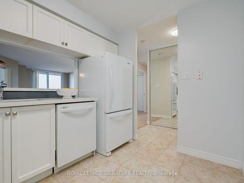 803-1700 Eglinton Ave E, Toronto, ON - Indoor Photo Showing Kitchen