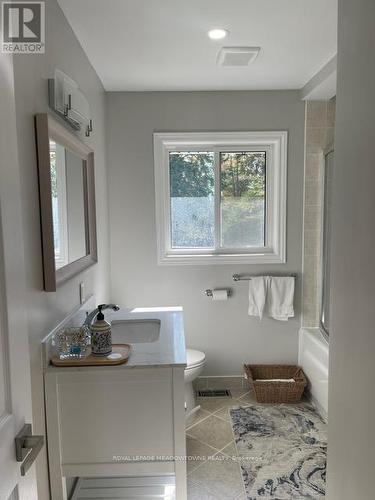 735 9Th Line, Innisfil, ON - Indoor Photo Showing Bathroom