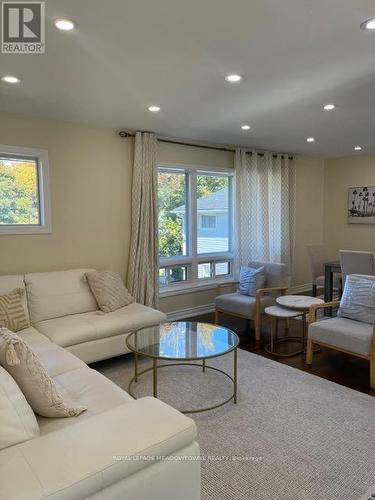 735 9Th Line, Innisfil, ON - Indoor Photo Showing Living Room