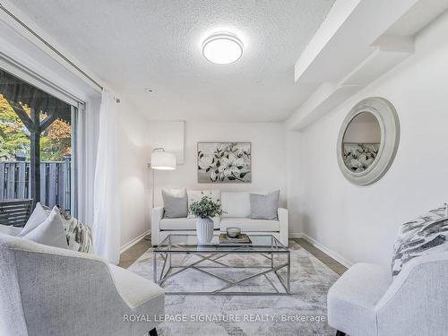 26-2651 Aquitaine Ave, Mississauga, ON - Indoor Photo Showing Living Room