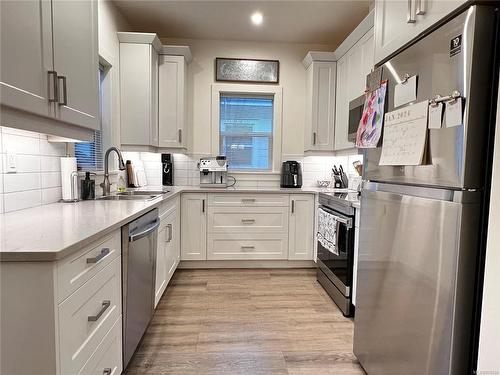 633 Beach Rd, Qualicum Beach, BC - Indoor Photo Showing Kitchen With Upgraded Kitchen