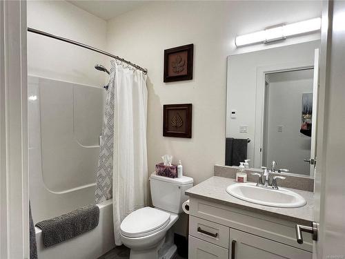 633 Beach Rd, Qualicum Beach, BC - Indoor Photo Showing Bathroom