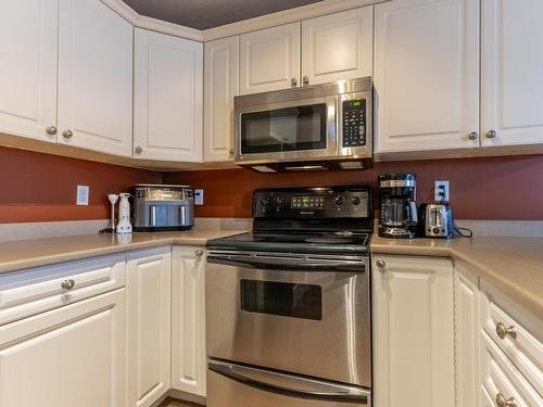 406-875 Sahali Terrace, Kamloops, BC - Indoor Photo Showing Kitchen