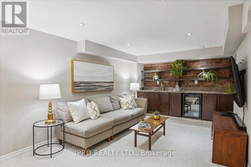 1493 Queensbury Crescent, Oakville, ON - Indoor Photo Showing Living Room